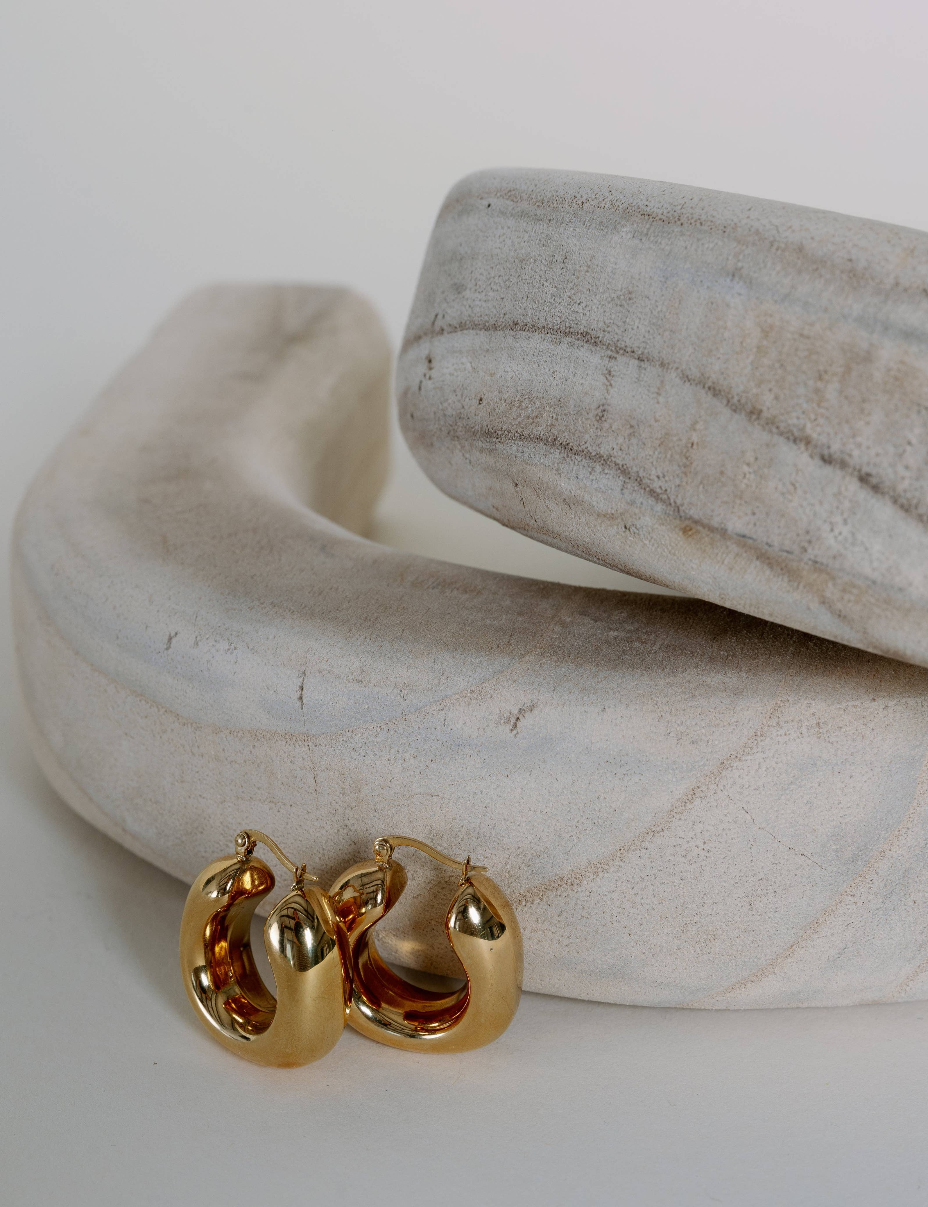 Chunky Oval Hoops — Gold