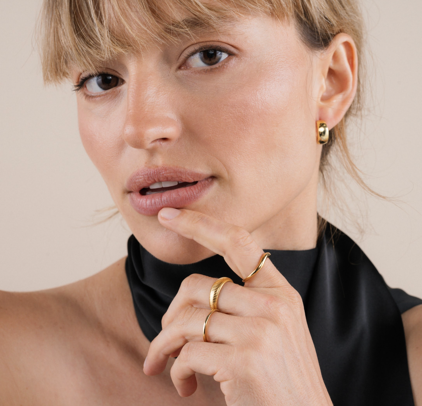 Sculpted Wide Hoops – Gold