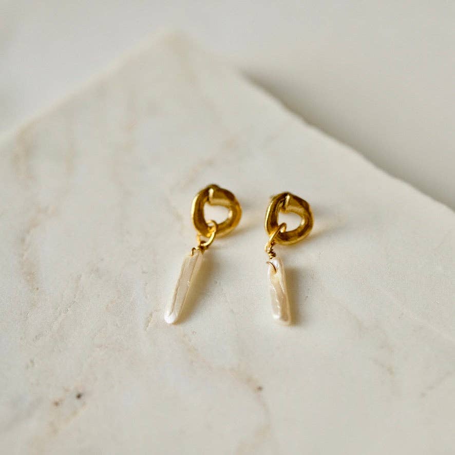 Ouro Studs with Biwa Pearl