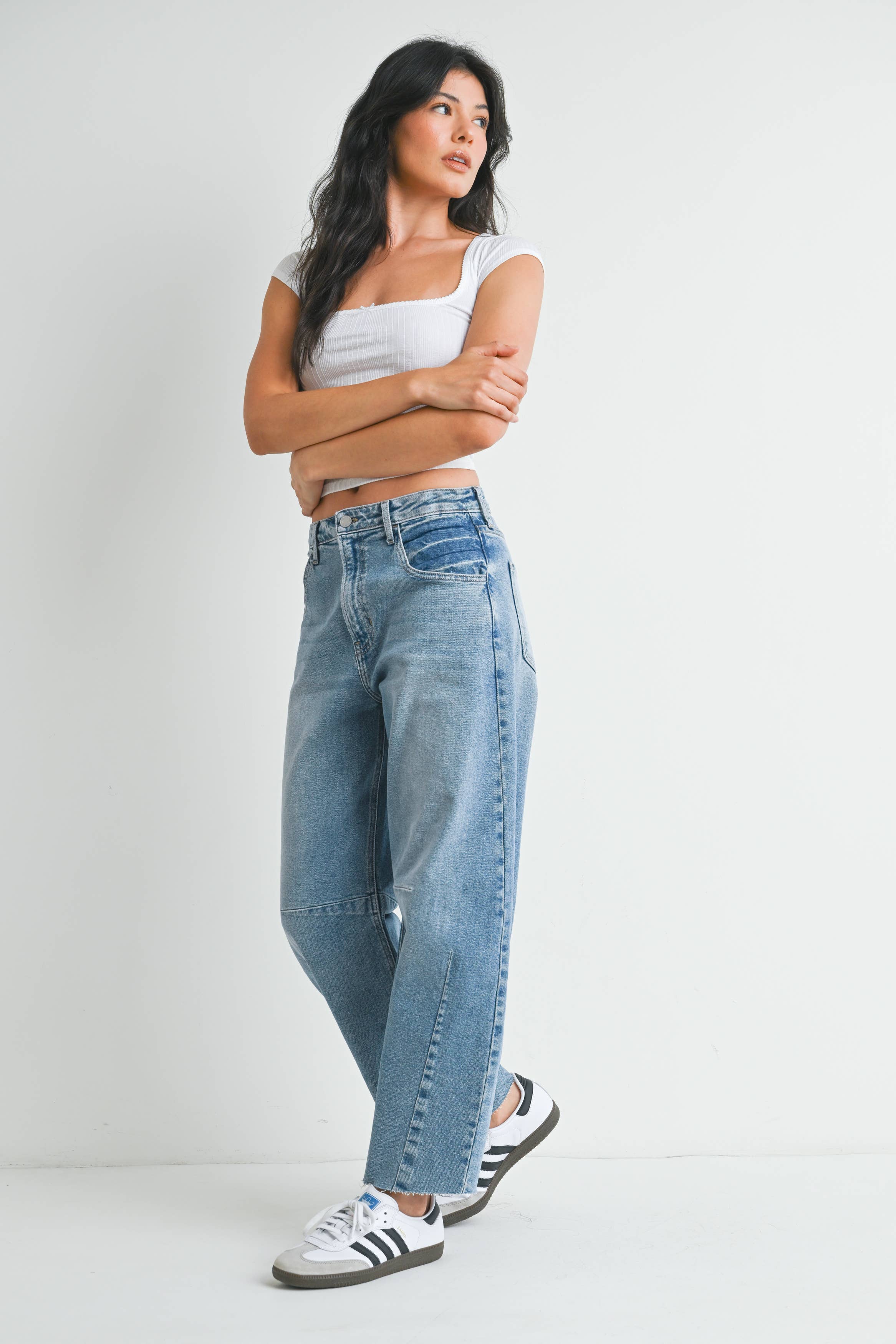 light wash barrel jeans, light wash jeans, barrel jeans, summer jeans