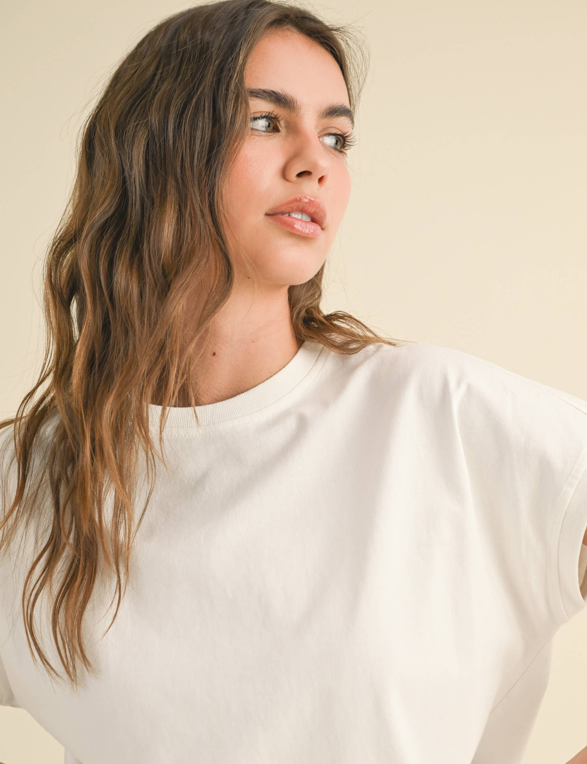 white boxy cotton t-shirt with relaxed fit
washed cotton crewneck tee with short sleeves
casual white cotton top styled with leopard pants
relaxed fit everyday cotton t-shirt
medium weight boxy cotton tee for women
classic white crewneck t-shirt with hip-length fit
minimalist cotton summer top
casual cotton tee for everyday wear