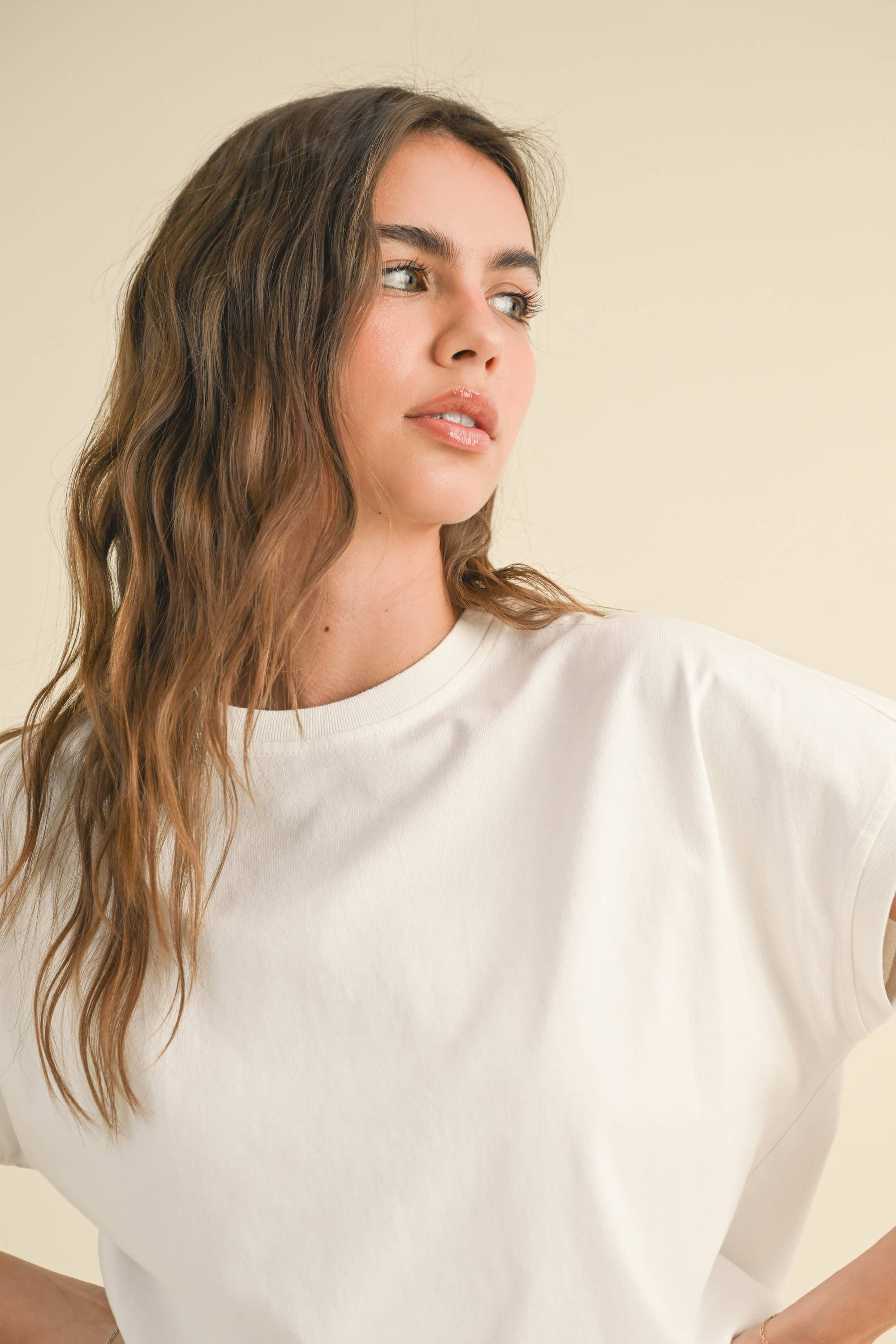 white boxy cotton t-shirt with relaxed fit
washed cotton crewneck tee with short sleeves
casual white cotton top styled with leopard pants
relaxed fit everyday cotton t-shirt
medium weight boxy cotton tee for women
classic white crewneck t-shirt with hip-length fit
minimalist cotton summer top
casual cotton tee for everyday wear