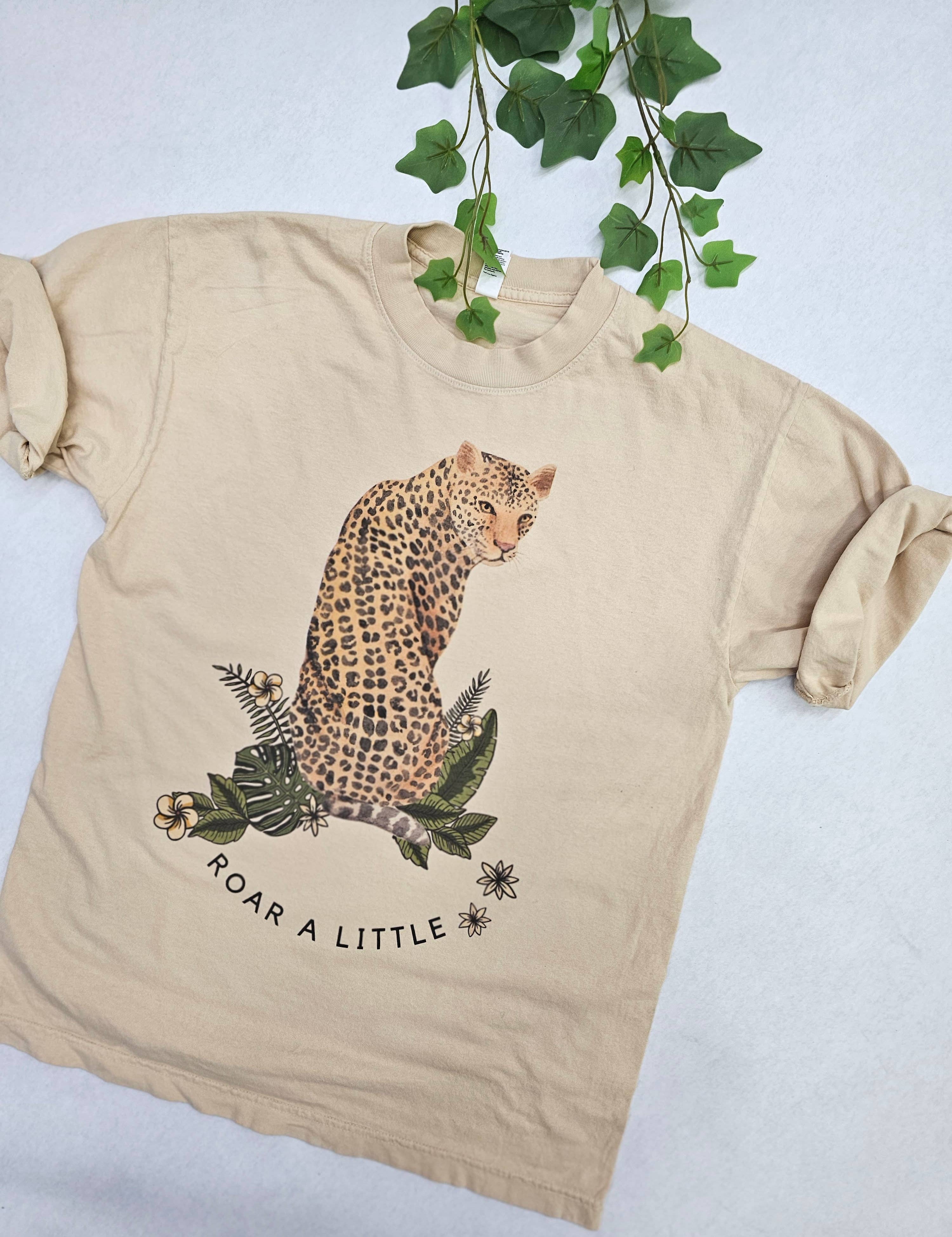 graphic tee, oversized tee, leopard tee, comfy tee, mom outfit, ootd, hot mom, mom ootd, relaxed fit, plus size, oversized tee, johnson city boutique, womens clothing