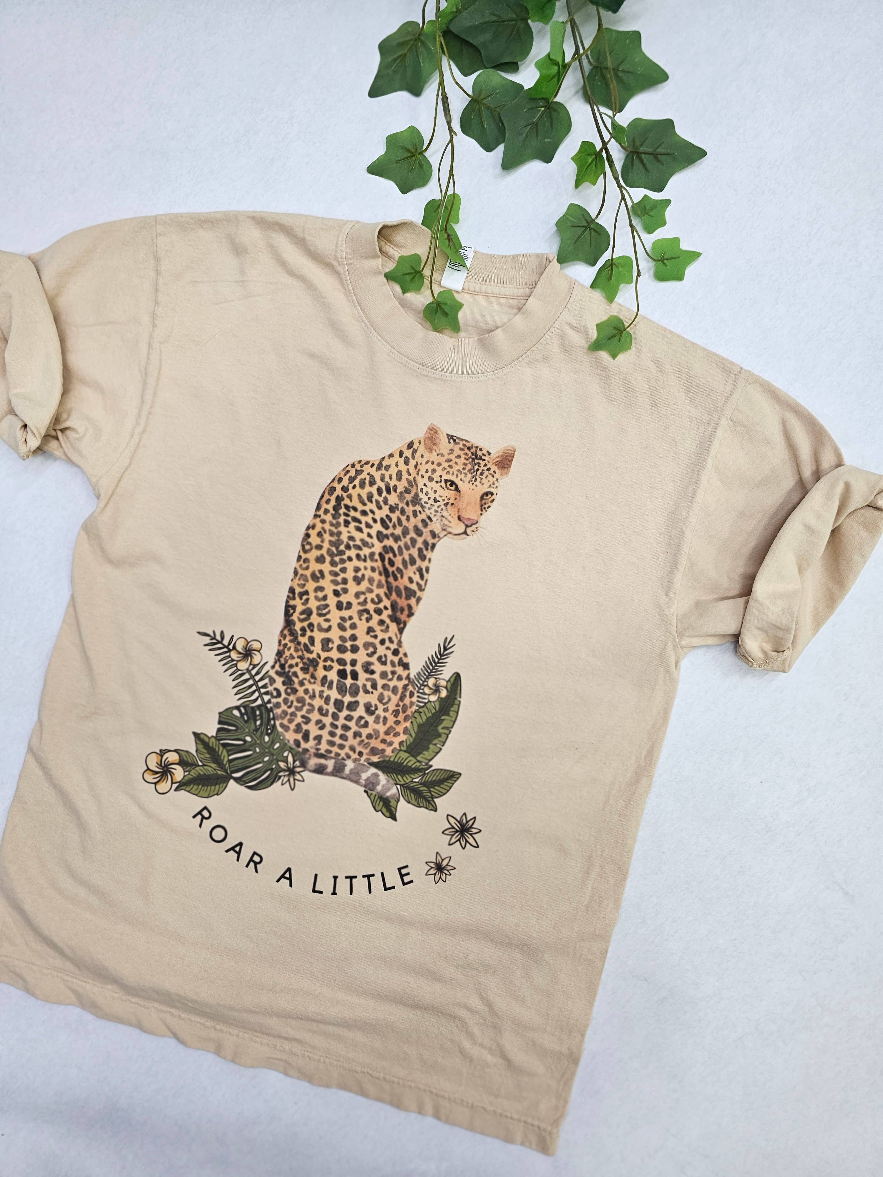 graphic tee, oversized tee, leopard tee, comfy tee, mom outfit, ootd, hot mom, mom ootd, relaxed fit, plus size, oversized tee, johnson city boutique, womens clothing