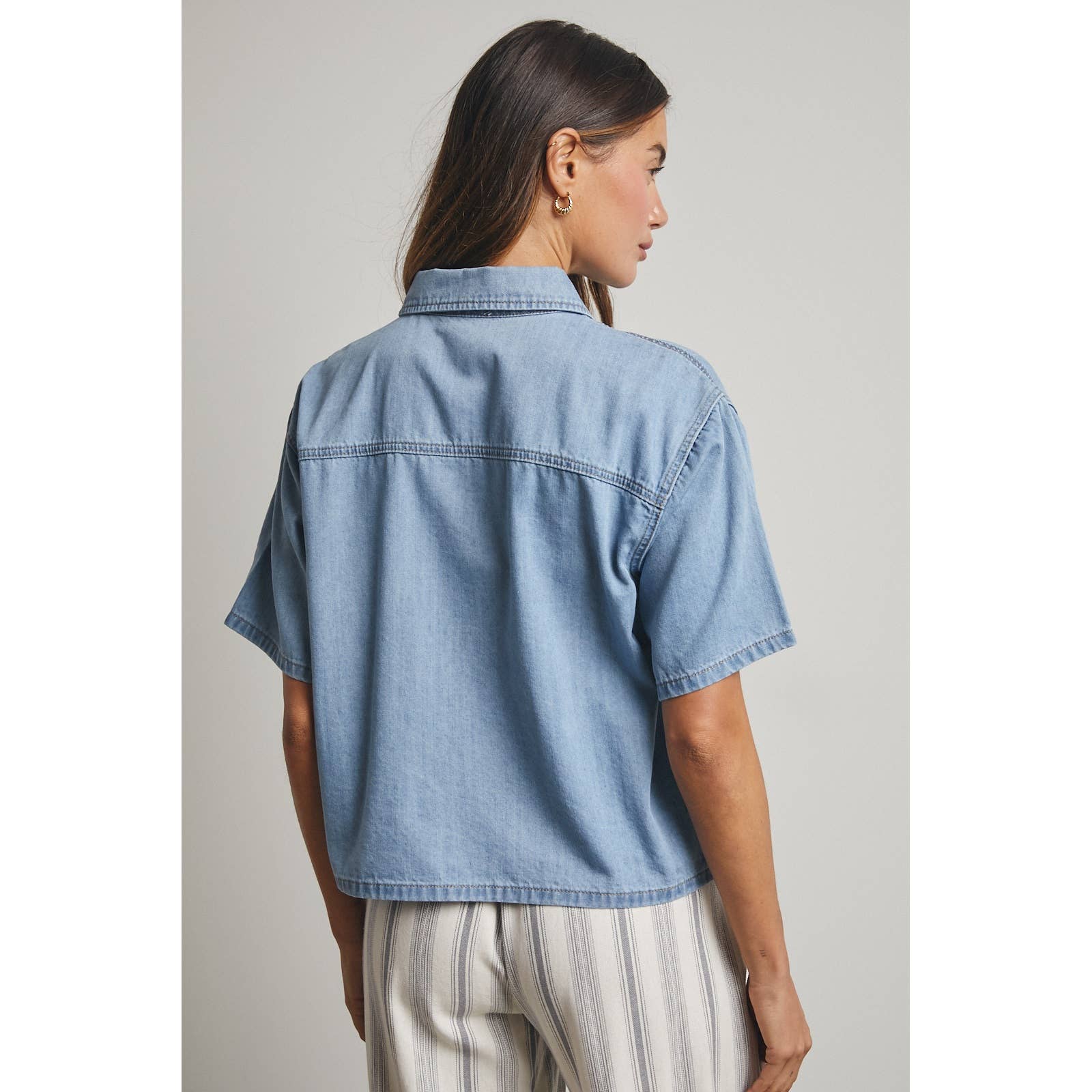 denim button up
boxy denim shirt
lightweight denim shirt
short sleeve denim shirt
denim boxy button up shirt
casual denim shirt
americana aesthetic
fourth of july shirt
easy outfit ideas
fourth of july outfit ideas
boxy loose denim shirt